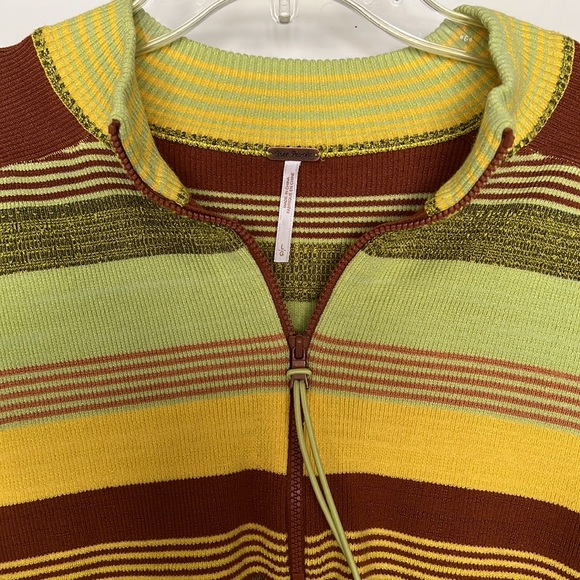 NWT Free People slightly cropped sweater - Picture 2 of 6